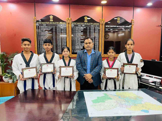 ताइक्वांडो खिलाड़ियों को मिला बिहार खेल सम्मान, जिला पदाधिकारी ने किया सम्मानित